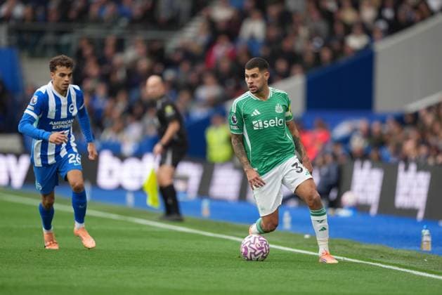 Bruno Guimaraes of Newcastle United runs the ball down the sideline. Brighton and Hove Albion v Newcastle United, Premier League, Football, American Express Community Stadium, Brighton, UK - 18 Oct 2025Brighton American Express Community Stadi United Kingdom EDITORIAL USE ONLY No use with unauthorised audio, video, data, fixture lists, club league logos or live services. Online in-match use limited to 120 images, no video emulation. No use in betting, games or single club league player publications. Copyright: xSeanxRyan Shutterstockx 15544971ab