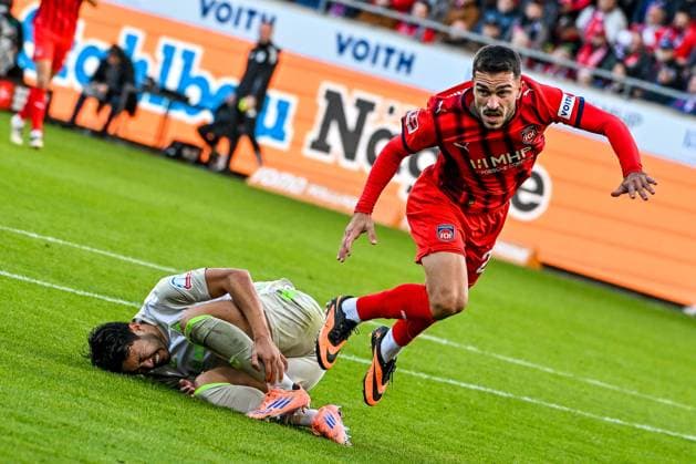 GER, 1. FBL, 1. FC Heidenheim vs SV Werder Bremen 18.10.2025, Voith-Arena, Heidenheim, GER, 1. FBL, 1. FC Heidenheim vs SV Werder Bremen, im Bild Arijon Ibrahimovic (Heidenheim, 22) und Yukinari Sugawara (Werder Bremen, 3) mit hartem Einsatz