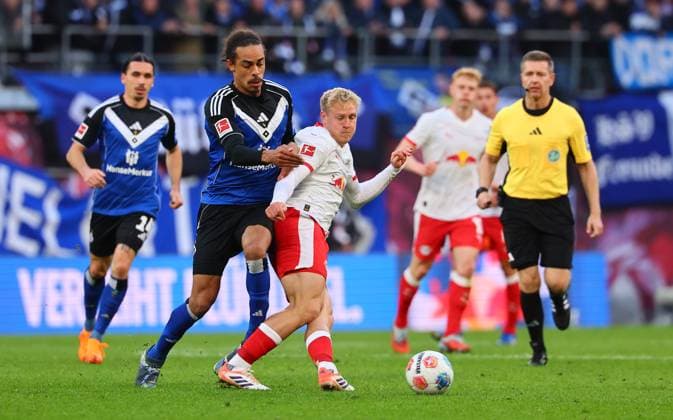 RB Leipzig - Hamburg Bundesliga Leipzig, 18.10.2025, Red Bull Arena, Fussball, Bundesliga, Spieltag 7 , RB Leipzig vs. Hamburger SV , Im Bild v.l.: Yussuf PoulsenÊ( 15, HSV) und Xaver Schlager (24, RB Leipzig) ,