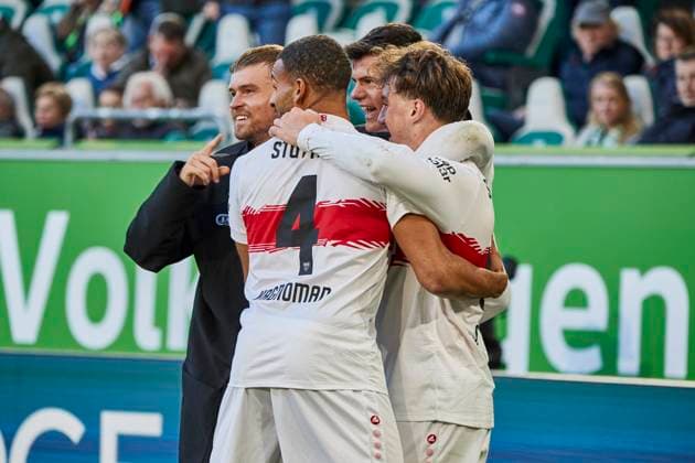 Angelo Stiller (VfB Stuttgart 6) Torschuss Torjubel tor VfL Wolfsburg vs. VfB Stuttgart, Fussball Bundesliga, BL, Buli, Saison 2025 2026 18.10.2025 -Pressefoto Jan-Frederic Helbig VfL Wolfsburg vs. VfB Stuttgart, Fussball Bundesliga, BL, Buli, Volkswagen Arena, 1 Bundesliga, Saison 2025 2026, 18.10.2025 Wolfsburg Copyright: xEibner-Pressefoto Jan-FredericxHelbigx EP_JHG