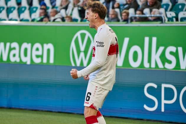 Angelo Stiller (VfB Stuttgart 6) Torschuss Torjubel tor VfL Wolfsburg vs. VfB Stuttgart, Fussball Bundesliga, BL, Buli, Saison 2025 2026 18.10.2025 -Pressefoto Jan-Frederic Helbig VfL Wolfsburg vs. VfB Stuttgart, Fussball Bundesliga, BL, Buli, Volkswagen Arena, 1 Bundesliga, Saison 2025 2026, 18.10.2025 Wolfsburg Copyright: xEibner-Pressefoto Jan-FredericxHelbigx EP_JHG