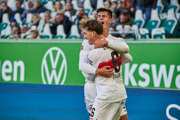 Angelo Stiller (VfB Stuttgart 6) Torschuss Torjubel tor VfL Wolfsburg vs. VfB Stuttgart, Fussball Bundesliga, BL, Buli, Saison 2025 2026 18.10.2025 -Pressefoto Jan-Frederic Helbig VfL Wolfsburg vs. VfB Stuttgart, Fussball Bundesliga, BL, Buli, Volkswagen Arena, 1 Bundesliga, Saison 2025 2026, 18.10.2025 Wolfsburg Copyright: xEibner-Pressefoto Jan-FredericxHelbigx EP_JHG