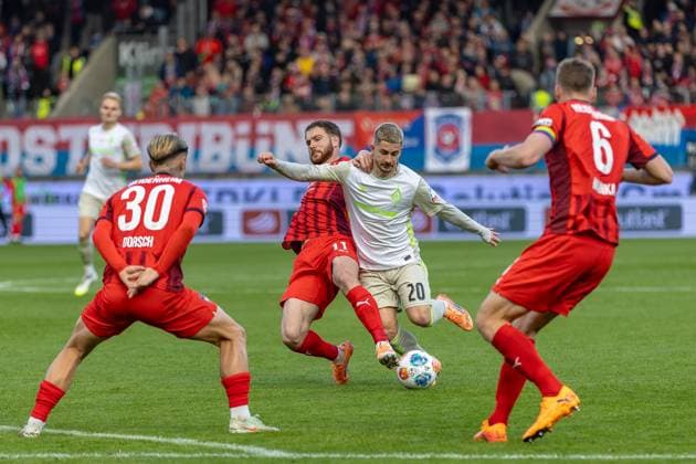 Zweikampf zwischen Budu Zivzivadze (FC Heidenheim, 11) Romano Schmid (SV Werder Bremen, 20) davor Niklas Dorsch (FC Heidenheim, 30) Patrick Mainka (FC Heidenheim, 06), GER, 1. FC Heidenheim vs. Werder Bremen, Fussball, Bundesliga, 07. Spieltag, Spielzeit 2025 2026, 18.10.2025, DFL DFB REGULATIONS PROHIBIT ANY USE OF PHOTOGRAPHS AS IMAGE SEQUENCES AND OR QUASI-VIDEO, GER, 1. FC Heidenheim vs. Werder Bremen, Fussball, Bundesliga, 07. Spieltag, Spielzeit 2025 2026, 18.10.2025 Heidenheim Copyright: xEibner-Pressefoto JanixPlessx EP_JPL