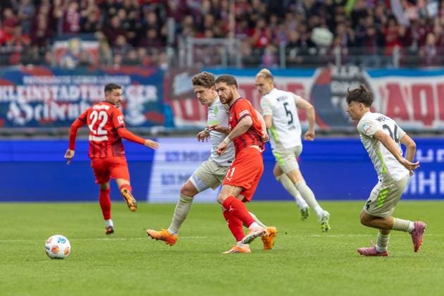 Zweikampf zwischen Jens Stage (SV Werder Bremen, 06) Budu Zivzivadze (FC Heidenheim, 11) daneben Patrice Covic (SV Werder Bremen, 24), GER, 1. FC Heidenheim vs. Werder Bremen, Fussball, Bundesliga, 07. Spieltag, Spielzeit 2025 2026, 18.10.2025, DFL DFB REGULATIONS PROHIBIT ANY USE OF PHOTOGRAPHS AS IMAGE SEQUENCES AND OR QUASI-VIDEO, GER, 1. FC Heidenheim vs. Werder Bremen, Fussball, Bundesliga, 07. Spieltag, Spielzeit 2025 2026, 18.10.2025 Heidenheim Copyright: xEibner-Pressefoto JanixPlessx EP_JPL