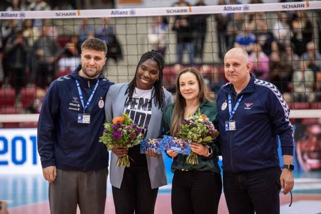 Ehrung von Krystal Rivers (Allianz MTV Stuttgart, 13) und Roosa Koskelo (Allianz MTV Stuttgart, 01), li. Moritz Zeithammel, re.: Aurel Irion (Geschaeftsfuehrer Allianz MTV Stuttgart) GER, Allianz MTV Stuttgart - Ladies in Black Aachen, Volleyball Bundesliga, VBL, Spielzeit 2025 2026, 18.10.2025 GER, Allianz MTV Stuttgart - Ladies in Black Aachen, Volleyball Bundesliga, VBL, Spielzeit 2025 2026, 18.10.2025 Stuttgart Copyright: xSandyxDinkelackerx EP_SDR