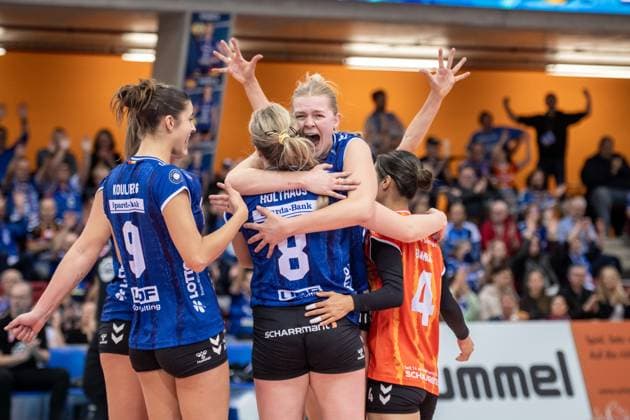 Pauline Martin (Allianz MTV Stuttgart, 11) - Jubel, Freudenschrei - mit Team GER, Allianz MTV Stuttgart - Ladies in Black Aachen, Volleyball Bundesliga, VBL, Spielzeit 2025 2026, 18.10.2025 GER, Allianz MTV Stuttgart - Ladies in Black Aachen, Volleyball Bundesliga, VBL, Spielzeit 2025 2026, 18.10.2025 Stuttgart Copyright: xSandyxDinkelackerx EP_SDR
