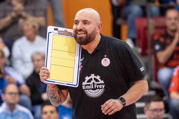 Konstantin Bitter (Allianz MTV Stuttgart, Trainer) GER, Allianz MTV Stuttgart - Ladies in Black Aachen, Volleyball Bundesliga, VBL, Spielzeit 2025 2026, 18.10.2025 GER, Allianz MTV Stuttgart - Ladies in Black Aachen, Volleyball Bundesliga, VBL, Spielzeit 2025 2026, 18.10.2025 Stuttgart Copyright: xSandyxDinkelackerx EP_SDR