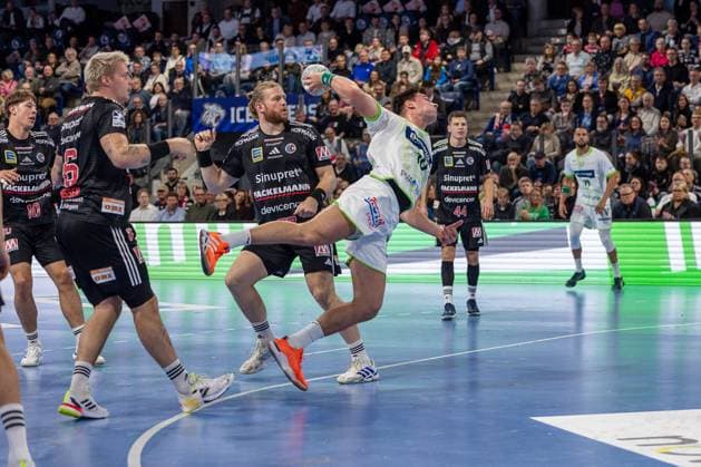 Josip Simic (HSG Wetzlar, 10) beim Flug am Kreis, Maciej Gebala (HC Erlangen, 77) Marek Nissen (HC Erlangen, 06) Christoph Steinert (HC Erlangen, 44) HC Erlangen vs. HSG Wetzlar, Handball, 1. Handball Bundesliga, Saison 2025 2026, 9. Spieltag, 18.10.2025 HC Erlangen vs. HSG Wetzlar, Handball, 1. Handball Bundesliga, Saison 2025 2026, 9. Spieltag, 18.10.2025 Nuernberg Copyright: xEibner-Pressefoto ArdanxFuessmanx EP_AFN