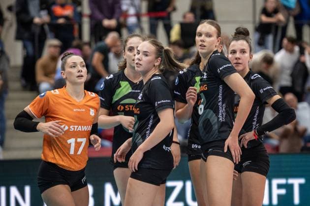 vl: Kacey Jost (Ladies in Black Aachen, 17), Hanna Emilia Freiynfeldova (Ladies in Black Aachen, 13), Marit Zander (Ladies in Black Aachen, 03), Karmena Struka (Ladies in Black Aachen, 16), Tsvetelina Ilieva (Ladies in Black Aachen, 11) - kritische Blicke GER, Allianz MTV Stuttgart - Ladies in Black Aachen, Volleyball Bundesliga, VBL, Spielzeit 2025 2026, 18.10.2025 GER, Allianz MTV Stuttgart - Ladies in Black Aachen, Volleyball Bundesliga, VBL, Spielzeit 2025 2026, 18.10.2025 Stuttgart Copyright: xSandyxDinkelackerx EP_SDR