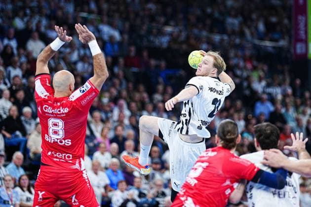 Wurf Tor Eric Johansson (THW Kiel, 21) GER, THW Kiel vs. MT Melsungen, Handball, 1. Bundesliga, Spieltag 09, Saison 2025 2026, 18.10.2025 GER, THW Kiel vs. MT Melsungen, Handball, 1. Bundesliga, Spieltag 09, Saison 2025 2026, 18.10.2025 Kiel Copyright: xEibner-Pressefoto MarcelxvonxFehrnx EP_MFN