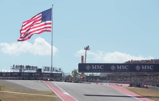 FORMULA 1 MSC CRUISES UNITED STATES GRAND PRIX 2025 18.10.2025, Circuit of The Americas, Austin, FORMULA 1 MSC CRUISES UNITED STATES GRAND PRIX 2025 , im Bild Rennstart:, Max Verstappen (NLD), Oracle Red Bull Racing geht in Führung, Lando Norris (GBR), McLaren F1 Team, Oscar Piastri (AUS), Fernando Alonso (ESP), Aston Martin Aramco Cognizant Formula One Team und Nico Hülkenberg (DEU), Stake F1 Team Kick Sauber verunfallen.Lando Norris (GBR), McLaren F1 Team muss sein Auto abstellen, das später von den Streckenposten geborgen wird.