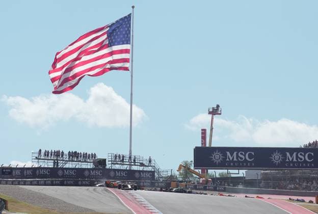 FORMULA 1 MSC CRUISES UNITED STATES GRAND PRIX 2025 18.10.2025, Circuit of The Americas, Austin, FORMULA 1 MSC CRUISES UNITED STATES GRAND PRIX 2025 , im Bild Rennstart:, Max Verstappen (NLD), Oracle Red Bull Racing geht in Führung, Lando Norris (GBR), McLaren F1 Team, Oscar Piastri (AUS), Fernando Alonso (ESP), Aston Martin Aramco Cognizant Formula One Team und Nico Hülkenberg (DEU), Stake F1 Team Kick Sauber verunfallen.Lando Norris (GBR), McLaren F1 Team muss sein Auto abstellen, das später von den Streckenposten geborgen wird.