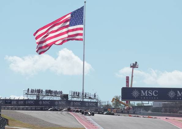FORMULA 1 MSC CRUISES UNITED STATES GRAND PRIX 2025 18.10.2025, Circuit of The Americas, Austin, FORMULA 1 MSC CRUISES UNITED STATES GRAND PRIX 2025 , im Bild Rennstart:, Max Verstappen (NLD), Oracle Red Bull Racing geht in Führung, Lando Norris (GBR), McLaren F1 Team, Oscar Piastri (AUS), Fernando Alonso (ESP), Aston Martin Aramco Cognizant Formula One Team und Nico Hülkenberg (DEU), Stake F1 Team Kick Sauber verunfallen.Lando Norris (GBR), McLaren F1 Team muss sein Auto abstellen, das später von den Streckenposten geborgen wird.