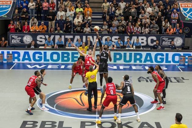 GER, Basketball-Bundesliga-Pokal, Achtelfinale, Syntainics MBC - BMA365 Bamberg Baskets 18.10.2025, Stadthalle, Weißenfels, GER, Basketball-Bundesliga-Pokal, Achtelfinale, Syntainics MBC - BMA365 Bamberg Baskets Tipp off, Jure Planinic (Syntainics MBC, 44), Ejiofor Onu (BMA365 Bamberg Baskets, 35) Â Foto Alexander Trienitz Weißenfels Stadthalle Sachsen-Anhalt Deutschland