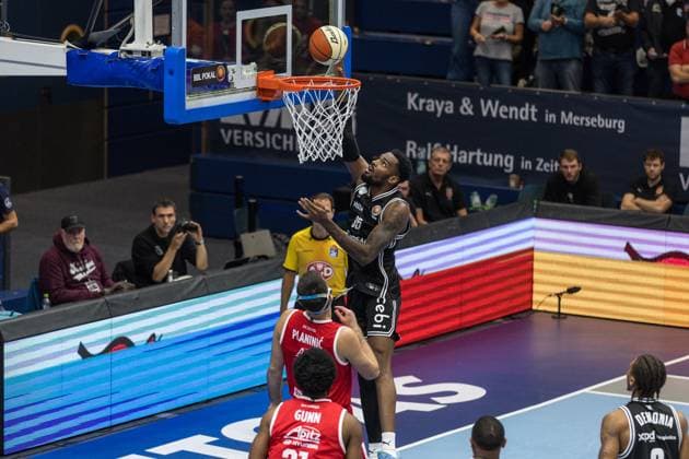 GER, Basketball-Bundesliga-Pokal, Achtelfinale, Syntainics MBC - BMA365 Bamberg Baskets 18.10.2025, Stadthalle, Weißenfels, GER, Basketball-Bundesliga-Pokal, Achtelfinale, Syntainics MBC - BMA365 Bamberg Baskets Ejiofor Onu (BMA365 Bamberg Baskets, 35) Â Foto Alexander Trienitz Weißenfels Stadthalle Sachsen-Anhalt Deutschland