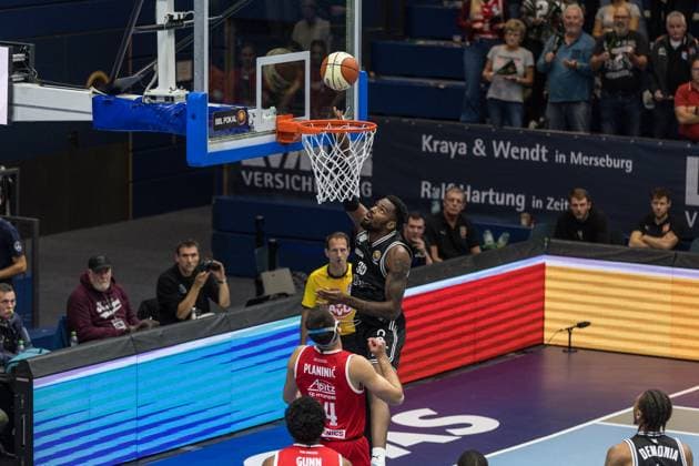 GER, Basketball-Bundesliga-Pokal, Achtelfinale, Syntainics MBC - BMA365 Bamberg Baskets 18.10.2025, Stadthalle, Weißenfels, GER, Basketball-Bundesliga-Pokal, Achtelfinale, Syntainics MBC - BMA365 Bamberg Baskets Ejiofor Onu (BMA365 Bamberg Baskets, 35) Â Foto Alexander Trienitz Weißenfels Stadthalle Sachsen-Anhalt Deutschland