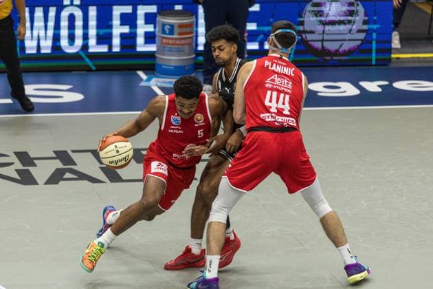 GER, Basketball-Bundesliga-Pokal, Achtelfinale, Syntainics MBC - BMA365 Bamberg Baskets 18.10.2025, Stadthalle, Weißenfels, GER, Basketball-Bundesliga-Pokal, Achtelfinale, Syntainics MBC - BMA365 Bamberg Baskets Marcus Foster (Syntainics MBC, 5) Â Foto Alexander Trienitz Weißenfels Stadthalle Sachsen-Anhalt Deutschland