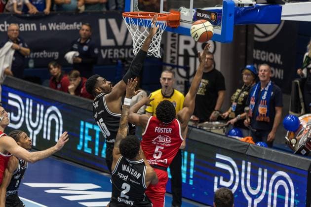 GER, Basketball-Bundesliga-Pokal, Achtelfinale, Syntainics MBC - BMA365 Bamberg Baskets 18.10.2025, Stadthalle, Weißenfels, GER, Basketball-Bundesliga-Pokal, Achtelfinale, Syntainics MBC - BMA365 Bamberg Baskets Marcus Foster (Syntainics MBC, 5) Â Foto Alexander Trienitz Weißenfels Stadthalle Sachsen-Anhalt Deutschland