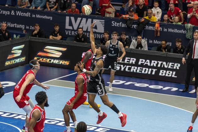 GER, Basketball-Bundesliga-Pokal, Achtelfinale, Syntainics MBC - BMA365 Bamberg Baskets 18.10.2025, Stadthalle, Weißenfels, GER, Basketball-Bundesliga-Pokal, Achtelfinale, Syntainics MBC - BMA365 Bamberg Baskets Ibi Watson (BMA365 Bamberg Baskets, 2) Â Foto Alexander Trienitz Weißenfels Stadthalle Sachsen-Anhalt Deutschland