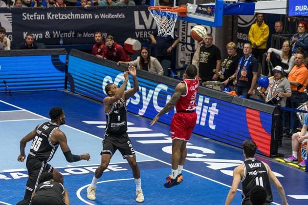 GER, Basketball-Bundesliga-Pokal, Achtelfinale, Syntainics MBC - BMA365 Bamberg Baskets 18.10.2025, Stadthalle, Weißenfels, GER, Basketball-Bundesliga-Pokal, Achtelfinale, Syntainics MBC - BMA365 Bamberg Baskets Charles Callison (Syntainics MBC, 23) Â Foto Alexander Trienitz Weißenfels Stadthalle Sachsen-Anhalt Deutschland