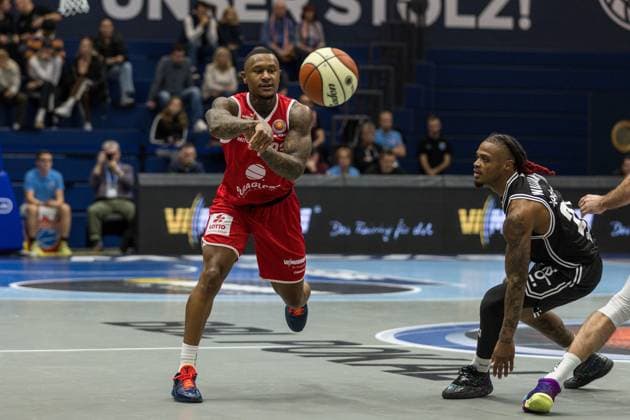 GER, Basketball-Bundesliga-Pokal, Achtelfinale, Syntainics MBC - BMA365 Bamberg Baskets 18.10.2025, Stadthalle, Weißenfels, GER, Basketball-Bundesliga-Pokal, Achtelfinale, Syntainics MBC - BMA365 Bamberg Baskets Charles Callison (Syntainics MBC, 23) Â Foto Alexander Trienitz Weißenfels Stadthalle Sachsen-Anhalt Deutschland