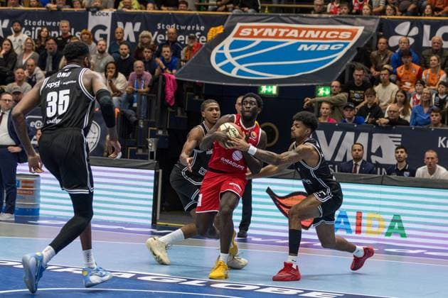 GER, Basketball-Bundesliga-Pokal, Achtelfinale, Syntainics MBC - BMA365 Bamberg Baskets 18.10.2025, Stadthalle, Weißenfels, GER, Basketball-Bundesliga-Pokal, Achtelfinale, Syntainics MBC - BMA365 Bamberg Baskets Khyri Thomas (Syntainics MBC, 0) Â Foto Alexander Trienitz Weißenfels Stadthalle Sachsen-Anhalt Deutschland
