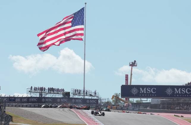 FORMULA 1 MSC CRUISES UNITED STATES GRAND PRIX 2025 18.10.2025, Circuit of The Americas, Austin, FORMULA 1 MSC CRUISES UNITED STATES GRAND PRIX 2025 , im Bild Rennstart:, Max Verstappen (NLD), Oracle Red Bull Racing geht in Führung, Lando Norris (GBR), McLaren F1 Team, Oscar Piastri (AUS), Fernando Alonso (ESP), Aston Martin Aramco Cognizant Formula One Team und Nico Hülkenberg (DEU), Stake F1 Team Kick Sauber verunfallen.Lando Norris (GBR), McLaren F1 Team muss sein Auto abstellen, das später von den Streckenposten geborgen wird.