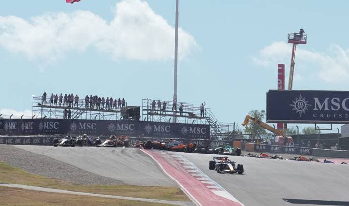 FORMULA 1 MSC CRUISES UNITED STATES GRAND PRIX 2025 18.10.2025, Circuit of The Americas, Austin, FORMULA 1 MSC CRUISES UNITED STATES GRAND PRIX 2025 , im Bild Rennstart:, Max Verstappen (NLD), Oracle Red Bull Racing geht in Führung, Lando Norris (GBR), McLaren F1 Team, Oscar Piastri (AUS), Fernando Alonso (ESP), Aston Martin Aramco Cognizant Formula One Team und Nico Hülkenberg (DEU), Stake F1 Team Kick Sauber verunfallen.Lando Norris (GBR), McLaren F1 Team muss sein Auto abstellen, das später von den Streckenposten geborgen wird.
