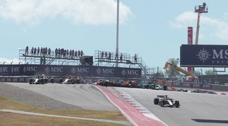 FORMULA 1 MSC CRUISES UNITED STATES GRAND PRIX 2025 18.10.2025, Circuit of The Americas, Austin, FORMULA 1 MSC CRUISES UNITED STATES GRAND PRIX 2025 , im Bild Rennstart:, Max Verstappen (NLD), Oracle Red Bull Racing geht in Führung, Lando Norris (GBR), McLaren F1 Team, Oscar Piastri (AUS), Fernando Alonso (ESP), Aston Martin Aramco Cognizant Formula One Team und Nico Hülkenberg (DEU), Stake F1 Team Kick Sauber verunfallen.Lando Norris (GBR), McLaren F1 Team muss sein Auto abstellen, das später von den Streckenposten geborgen wird.