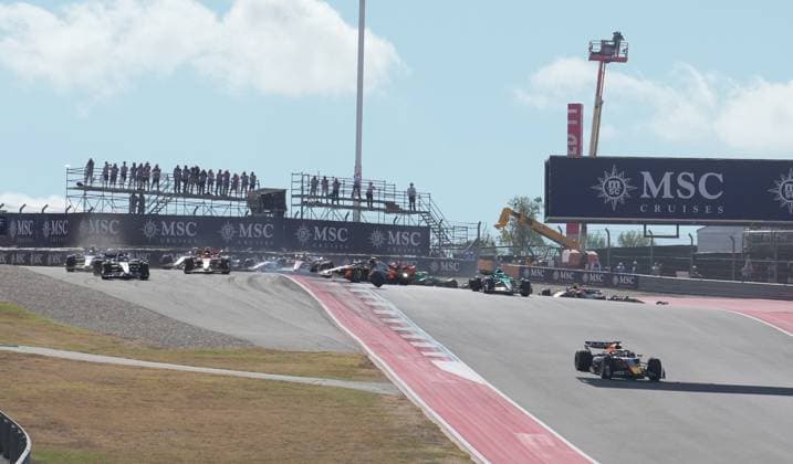 FORMULA 1 MSC CRUISES UNITED STATES GRAND PRIX 2025 18.10.2025, Circuit of The Americas, Austin, FORMULA 1 MSC CRUISES UNITED STATES GRAND PRIX 2025 , im Bild Rennstart:, Max Verstappen (NLD), Oracle Red Bull Racing geht in Führung, Lando Norris (GBR), McLaren F1 Team, Oscar Piastri (AUS), Fernando Alonso (ESP), Aston Martin Aramco Cognizant Formula One Team und Nico Hülkenberg (DEU), Stake F1 Team Kick Sauber verunfallen.Lando Norris (GBR), McLaren F1 Team muss sein Auto abstellen, das später von den Streckenposten geborgen wird.