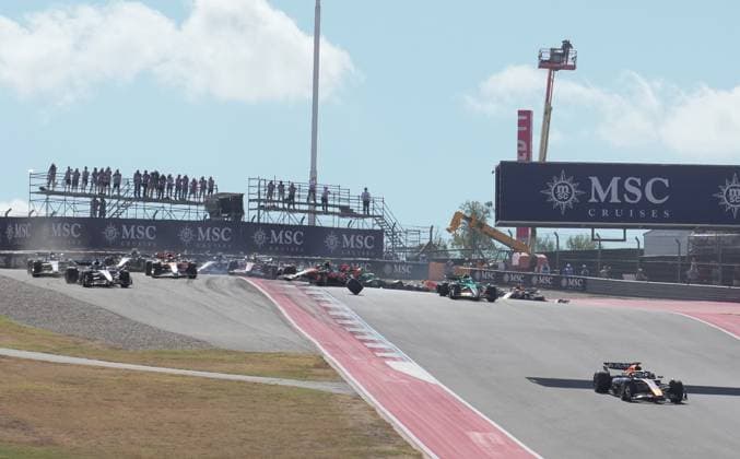 FORMULA 1 MSC CRUISES UNITED STATES GRAND PRIX 2025 18.10.2025, Circuit of The Americas, Austin, FORMULA 1 MSC CRUISES UNITED STATES GRAND PRIX 2025 , im Bild Rennstart:, Max Verstappen (NLD), Oracle Red Bull Racing geht in Führung, Lando Norris (GBR), McLaren F1 Team, Oscar Piastri (AUS), Fernando Alonso (ESP), Aston Martin Aramco Cognizant Formula One Team und Nico Hülkenberg (DEU), Stake F1 Team Kick Sauber verunfallen.Lando Norris (GBR), McLaren F1 Team muss sein Auto abstellen, das später von den Streckenposten geborgen wird.