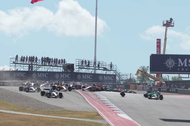 FORMULA 1 MSC CRUISES UNITED STATES GRAND PRIX 2025 18.10.2025, Circuit of The Americas, Austin, FORMULA 1 MSC CRUISES UNITED STATES GRAND PRIX 2025 , im Bild Rennstart:, Max Verstappen (NLD), Oracle Red Bull Racing geht in Führung, Lando Norris (GBR), McLaren F1 Team, Oscar Piastri (AUS), Fernando Alonso (ESP), Aston Martin Aramco Cognizant Formula One Team und Nico Hülkenberg (DEU), Stake F1 Team Kick Sauber verunfallen.Lando Norris (GBR), McLaren F1 Team muss sein Auto abstellen, das später von den Streckenposten geborgen wird.