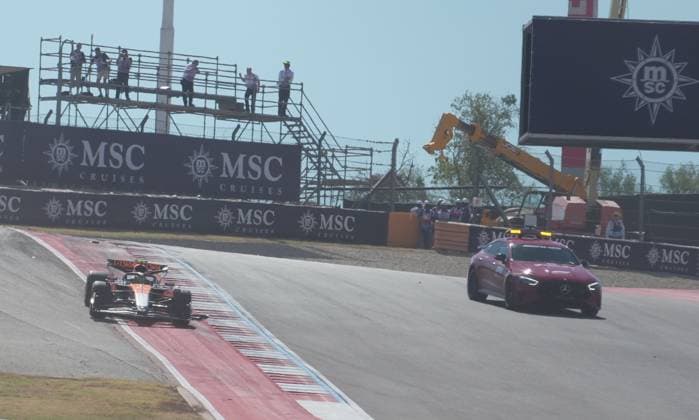 FORMULA 1 MSC CRUISES UNITED STATES GRAND PRIX 2025 18.10.2025, Circuit of The Americas, Austin, FORMULA 1 MSC CRUISES UNITED STATES GRAND PRIX 2025 , im Bild Rennstart:, Max Verstappen (NLD), Oracle Red Bull Racing geht in Führung, Lando Norris (GBR), McLaren F1 Team, Oscar Piastri (AUS), Fernando Alonso (ESP), Aston Martin Aramco Cognizant Formula One Team und Nico Hülkenberg (DEU), Stake F1 Team Kick Sauber verunfallen.Lando Norris (GBR), McLaren F1 Team muss sein Auto abstellen, das später von den Streckenposten geborgen wird.