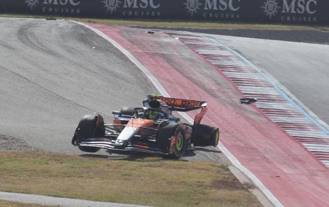 FORMULA 1 MSC CRUISES UNITED STATES GRAND PRIX 2025 18.10.2025, Circuit of The Americas, Austin, FORMULA 1 MSC CRUISES UNITED STATES GRAND PRIX 2025 , im Bild Rennstart:, Max Verstappen (NLD), Oracle Red Bull Racing geht in Führung, Lando Norris (GBR), McLaren F1 Team, Oscar Piastri (AUS), Fernando Alonso (ESP), Aston Martin Aramco Cognizant Formula One Team und Nico Hülkenberg (DEU), Stake F1 Team Kick Sauber verunfallen.Lando Norris (GBR), McLaren F1 Team muss sein Auto abstellen, das später von den Streckenposten geborgen wird.