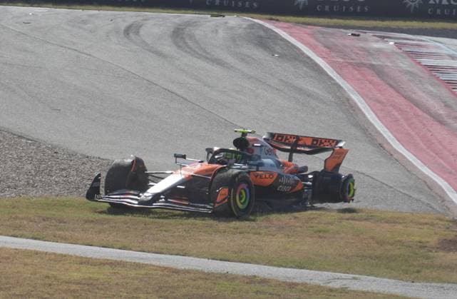 FORMULA 1 MSC CRUISES UNITED STATES GRAND PRIX 2025 18.10.2025, Circuit of The Americas, Austin, FORMULA 1 MSC CRUISES UNITED STATES GRAND PRIX 2025 , im Bild Rennstart:, Max Verstappen (NLD), Oracle Red Bull Racing geht in Führung, Lando Norris (GBR), McLaren F1 Team, Oscar Piastri (AUS), Fernando Alonso (ESP), Aston Martin Aramco Cognizant Formula One Team und Nico Hülkenberg (DEU), Stake F1 Team Kick Sauber verunfallen.Lando Norris (GBR), McLaren F1 Team muss sein Auto abstellen, das später von den Streckenposten geborgen wird.