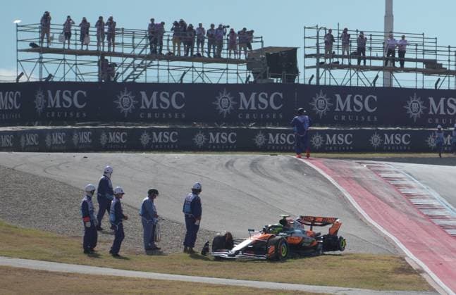 FORMULA 1 MSC CRUISES UNITED STATES GRAND PRIX 2025 18.10.2025, Circuit of The Americas, Austin, FORMULA 1 MSC CRUISES UNITED STATES GRAND PRIX 2025 , im Bild Rennstart:, Max Verstappen (NLD), Oracle Red Bull Racing geht in Führung, Lando Norris (GBR), McLaren F1 Team, Oscar Piastri (AUS), Fernando Alonso (ESP), Aston Martin Aramco Cognizant Formula One Team und Nico Hülkenberg (DEU), Stake F1 Team Kick Sauber verunfallen.Lando Norris (GBR), McLaren F1 Team muss sein Auto abstellen, das später von den Streckenposten geborgen wird.