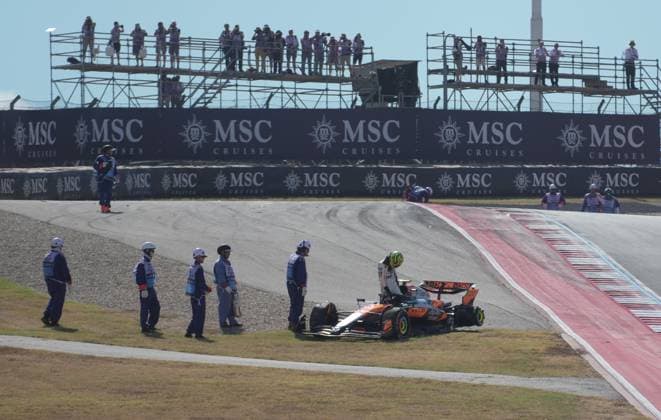 FORMULA 1 MSC CRUISES UNITED STATES GRAND PRIX 2025 18.10.2025, Circuit of The Americas, Austin, FORMULA 1 MSC CRUISES UNITED STATES GRAND PRIX 2025 , im Bild Rennstart:, Max Verstappen (NLD), Oracle Red Bull Racing geht in Führung, Lando Norris (GBR), McLaren F1 Team, Oscar Piastri (AUS), Fernando Alonso (ESP), Aston Martin Aramco Cognizant Formula One Team und Nico Hülkenberg (DEU), Stake F1 Team Kick Sauber verunfallen.Lando Norris (GBR), McLaren F1 Team muss sein Auto abstellen, das später von den Streckenposten geborgen wird.