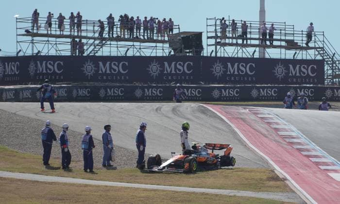 FORMULA 1 MSC CRUISES UNITED STATES GRAND PRIX 2025 18.10.2025, Circuit of The Americas, Austin, FORMULA 1 MSC CRUISES UNITED STATES GRAND PRIX 2025 , im Bild Rennstart:, Max Verstappen (NLD), Oracle Red Bull Racing geht in Führung, Lando Norris (GBR), McLaren F1 Team, Oscar Piastri (AUS), Fernando Alonso (ESP), Aston Martin Aramco Cognizant Formula One Team und Nico Hülkenberg (DEU), Stake F1 Team Kick Sauber verunfallen.Lando Norris (GBR), McLaren F1 Team muss sein Auto abstellen, das später von den Streckenposten geborgen wird.