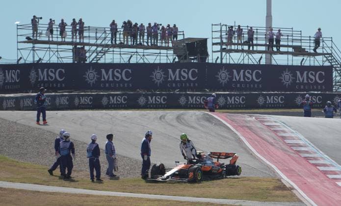 FORMULA 1 MSC CRUISES UNITED STATES GRAND PRIX 2025 18.10.2025, Circuit of The Americas, Austin, FORMULA 1 MSC CRUISES UNITED STATES GRAND PRIX 2025 , im Bild Rennstart:, Max Verstappen (NLD), Oracle Red Bull Racing geht in Führung, Lando Norris (GBR), McLaren F1 Team, Oscar Piastri (AUS), Fernando Alonso (ESP), Aston Martin Aramco Cognizant Formula One Team und Nico Hülkenberg (DEU), Stake F1 Team Kick Sauber verunfallen.Lando Norris (GBR), McLaren F1 Team muss sein Auto abstellen, das später von den Streckenposten geborgen wird.