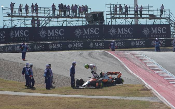 FORMULA 1 MSC CRUISES UNITED STATES GRAND PRIX 2025 18.10.2025, Circuit of The Americas, Austin, FORMULA 1 MSC CRUISES UNITED STATES GRAND PRIX 2025 , im Bild Rennstart:, Max Verstappen (NLD), Oracle Red Bull Racing geht in Führung, Lando Norris (GBR), McLaren F1 Team, Oscar Piastri (AUS), Fernando Alonso (ESP), Aston Martin Aramco Cognizant Formula One Team und Nico Hülkenberg (DEU), Stake F1 Team Kick Sauber verunfallen.Lando Norris (GBR), McLaren F1 Team muss sein Auto abstellen, das später von den Streckenposten geborgen wird.