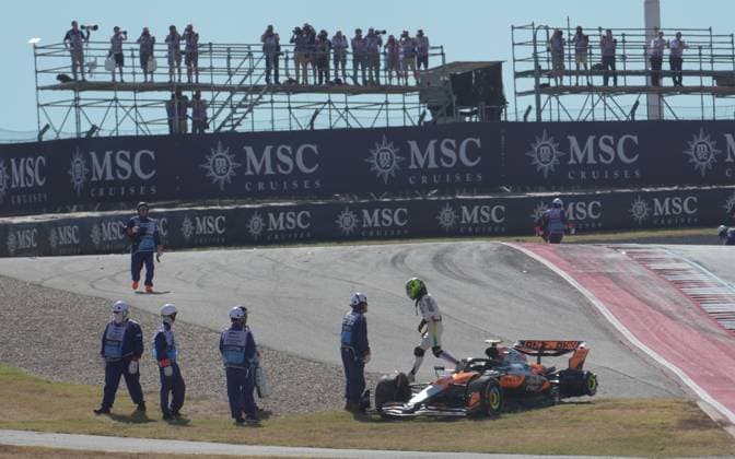 FORMULA 1 MSC CRUISES UNITED STATES GRAND PRIX 2025 18.10.2025, Circuit of The Americas, Austin, FORMULA 1 MSC CRUISES UNITED STATES GRAND PRIX 2025 , im Bild Rennstart:, Max Verstappen (NLD), Oracle Red Bull Racing geht in Führung, Lando Norris (GBR), McLaren F1 Team, Oscar Piastri (AUS), Fernando Alonso (ESP), Aston Martin Aramco Cognizant Formula One Team und Nico Hülkenberg (DEU), Stake F1 Team Kick Sauber verunfallen.Lando Norris (GBR), McLaren F1 Team muss sein Auto abstellen, das später von den Streckenposten geborgen wird.