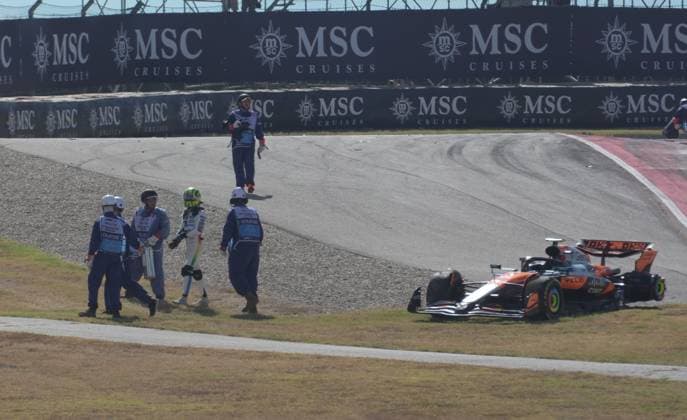FORMULA 1 MSC CRUISES UNITED STATES GRAND PRIX 2025 18.10.2025, Circuit of The Americas, Austin, FORMULA 1 MSC CRUISES UNITED STATES GRAND PRIX 2025 , im Bild Rennstart:, Max Verstappen (NLD), Oracle Red Bull Racing geht in Führung, Lando Norris (GBR), McLaren F1 Team, Oscar Piastri (AUS), Fernando Alonso (ESP), Aston Martin Aramco Cognizant Formula One Team und Nico Hülkenberg (DEU), Stake F1 Team Kick Sauber verunfallen.Lando Norris (GBR), McLaren F1 Team muss sein Auto abstellen, das später von den Streckenposten geborgen wird.