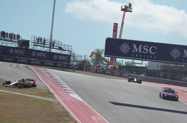 FORMULA 1 MSC CRUISES UNITED STATES GRAND PRIX 2025 18.10.2025, Circuit of The Americas, Austin, FORMULA 1 MSC CRUISES UNITED STATES GRAND PRIX 2025 , im Bild Rennstart:, Max Verstappen (NLD), Oracle Red Bull Racing geht in Führung, Lando Norris (GBR), McLaren F1 Team, Oscar Piastri (AUS), Fernando Alonso (ESP), Aston Martin Aramco Cognizant Formula One Team und Nico Hülkenberg (DEU), Stake F1 Team Kick Sauber verunfallen.Lando Norris (GBR), McLaren F1 Team muss sein Auto abstellen, das später von den Streckenposten geborgen wird.
