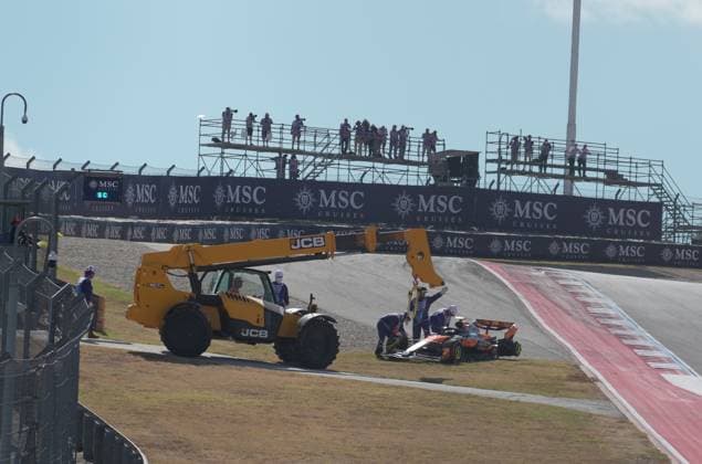 FORMULA 1 MSC CRUISES UNITED STATES GRAND PRIX 2025 18.10.2025, Circuit of The Americas, Austin, FORMULA 1 MSC CRUISES UNITED STATES GRAND PRIX 2025 , im Bild Rennstart:, Max Verstappen (NLD), Oracle Red Bull Racing geht in Führung, Lando Norris (GBR), McLaren F1 Team, Oscar Piastri (AUS), Fernando Alonso (ESP), Aston Martin Aramco Cognizant Formula One Team und Nico Hülkenberg (DEU), Stake F1 Team Kick Sauber verunfallen.Lando Norris (GBR), McLaren F1 Team muss sein Auto abstellen, das später von den Streckenposten geborgen wird.
