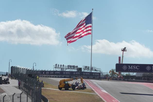 FORMULA 1 MSC CRUISES UNITED STATES GRAND PRIX 2025 18.10.2025, Circuit of The Americas, Austin, FORMULA 1 MSC CRUISES UNITED STATES GRAND PRIX 2025 , im Bild Rennstart:, Max Verstappen (NLD), Oracle Red Bull Racing geht in Führung, Lando Norris (GBR), McLaren F1 Team, Oscar Piastri (AUS), Fernando Alonso (ESP), Aston Martin Aramco Cognizant Formula One Team und Nico Hülkenberg (DEU), Stake F1 Team Kick Sauber verunfallen.Lando Norris (GBR), McLaren F1 Team muss sein Auto abstellen, das später von den Streckenposten geborgen wird.