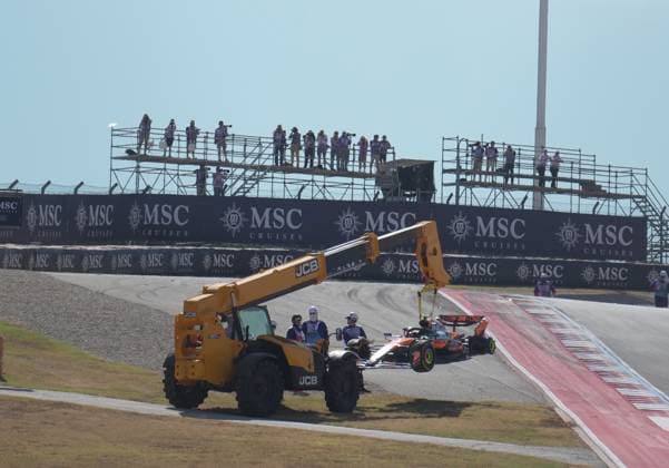 FORMULA 1 MSC CRUISES UNITED STATES GRAND PRIX 2025 18.10.2025, Circuit of The Americas, Austin, FORMULA 1 MSC CRUISES UNITED STATES GRAND PRIX 2025 , im Bild Rennstart:, Max Verstappen (NLD), Oracle Red Bull Racing geht in Führung, Lando Norris (GBR), McLaren F1 Team, Oscar Piastri (AUS), Fernando Alonso (ESP), Aston Martin Aramco Cognizant Formula One Team und Nico Hülkenberg (DEU), Stake F1 Team Kick Sauber verunfallen.Lando Norris (GBR), McLaren F1 Team muss sein Auto abstellen, das später von den Streckenposten geborgen wird.