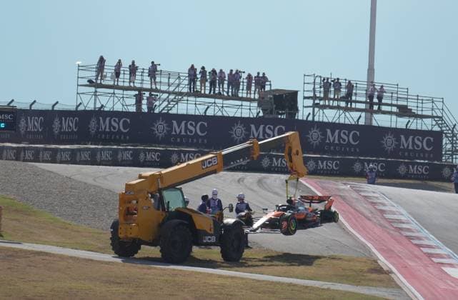FORMULA 1 MSC CRUISES UNITED STATES GRAND PRIX 2025 18.10.2025, Circuit of The Americas, Austin, FORMULA 1 MSC CRUISES UNITED STATES GRAND PRIX 2025 , im Bild Rennstart:, Max Verstappen (NLD), Oracle Red Bull Racing geht in Führung, Lando Norris (GBR), McLaren F1 Team, Oscar Piastri (AUS), Fernando Alonso (ESP), Aston Martin Aramco Cognizant Formula One Team und Nico Hülkenberg (DEU), Stake F1 Team Kick Sauber verunfallen.Lando Norris (GBR), McLaren F1 Team muss sein Auto abstellen, das später von den Streckenposten geborgen wird.