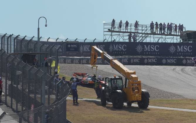FORMULA 1 MSC CRUISES UNITED STATES GRAND PRIX 2025 18.10.2025, Circuit of The Americas, Austin, FORMULA 1 MSC CRUISES UNITED STATES GRAND PRIX 2025 , im Bild Rennstart:, Max Verstappen (NLD), Oracle Red Bull Racing geht in Führung, Lando Norris (GBR), McLaren F1 Team, Oscar Piastri (AUS), Fernando Alonso (ESP), Aston Martin Aramco Cognizant Formula One Team und Nico Hülkenberg (DEU), Stake F1 Team Kick Sauber verunfallen.Lando Norris (GBR), McLaren F1 Team muss sein Auto abstellen, das später von den Streckenposten geborgen wird.