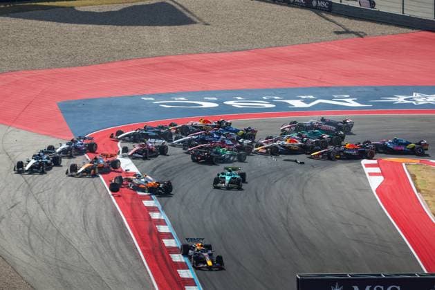 F1 - UNITED STATES GRAND PRIX 2025 start of the sprint race, depart, 01 VERSTAPPEN Max (nld), Red Bull Racing RB21, 04 NORRIS Lando (gbr), McLaren F1 Team MCL39, 81 PIASTRI Oscar (aus), McLaren F1 Team MCL39, 27 HULKENBERG Nico (ger), Stake F1 Team Kick C45, 14 ALONSO Fernando (spa), Aston Martin F1 Team AMR24, action crash, accident, during the 2025 Formula 1 United States Grand Prix, 19th round of the 2025 FIA Formula One World Championship, WM, Weltmeisterschaft from October 17 to 19, 2025 on the Circuit of the Americas, in Austin, Texas, United States of America - AustinUnited States Copyright: xANTONINxVINCENTx
