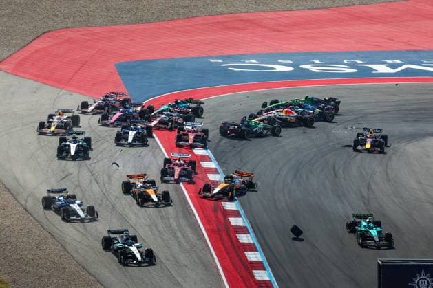 F1 - UNITED STATES GRAND PRIX 2025 start of the sprint race, depart, 01 VERSTAPPEN Max (nld), Red Bull Racing RB21, 04 NORRIS Lando (gbr), McLaren F1 Team MCL39, 81 PIASTRI Oscar (aus), McLaren F1 Team MCL39, 27 HULKENBERG Nico (ger), Stake F1 Team Kick C45, 14 ALONSO Fernando (spa), Aston Martin F1 Team AMR24, action crash, accident, during the 2025 Formula 1 United States Grand Prix, 19th round of the 2025 FIA Formula One World Championship, WM, Weltmeisterschaft from October 17 to 19, 2025 on the Circuit of the Americas, in Austin, Texas, United States of America - AustinUnited States Copyright: xANTONINxVINCENTx